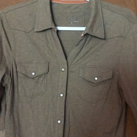 Khaki top w/snap pearl buttons + ribbed sides - Picture 3 of 3